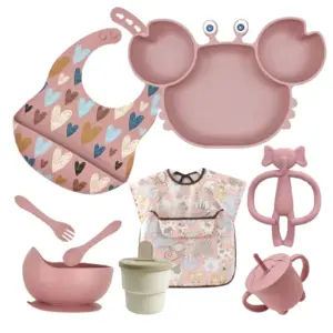 Vajilla infantil de silicona con babero y accesorios - Varios colores